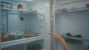 Hoe je koelkast schoonmaken zodat er lang geen vieze geur ontstaat